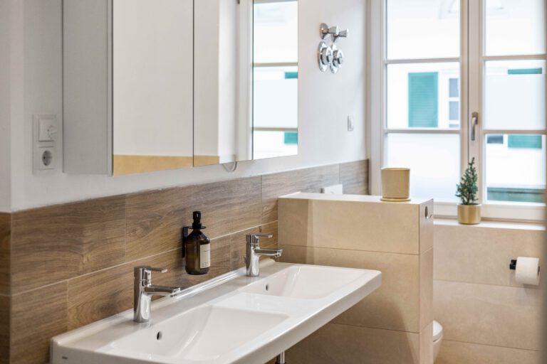 Badezimmer mit doppelreihigem Waschbecken