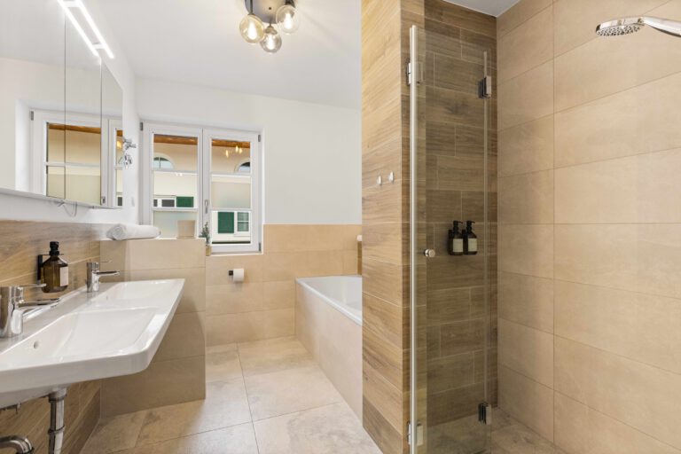 Dusche & Badewanne im begehbaren