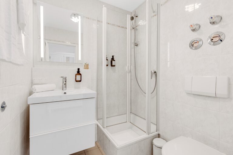 Badezimmer mit Dusche