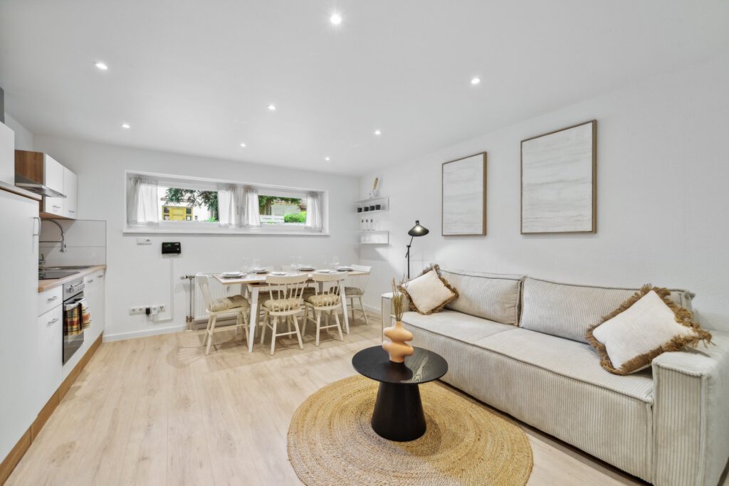 Das Wohnzimmer in der Casa Oasis II ist großzügig und verfügt über eine komfortable Couch, einen Essbereich für bis zu 6 Personen und eine vollausgestattete Küche.