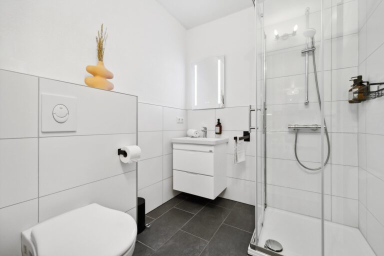 Das Badezimmer ist frisch renoviert, gut ausgeleuchtet und verfügt über eine bodenebene Dusche.