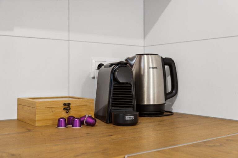 In der Küche stehen Dir kostenloser Kaffee und Tee mit einer Nespresso Kafeemaschine und einem Wasserkocher zur Verfügung.