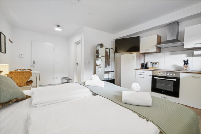Im Wohn- und Schlafzimmer in der Casa Oasis I machst Du es Dir vor dem Smart-TV gemütlich.