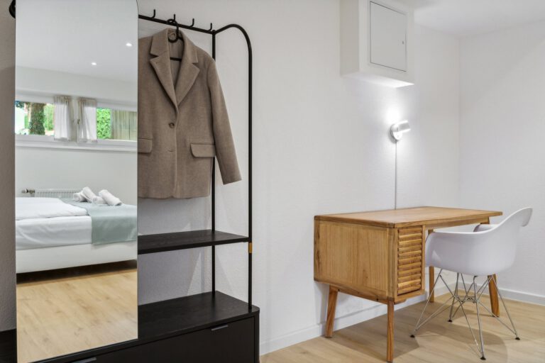 Im Wohnzimmer der Casa Oasis II steht Dir neben der Möglichkeit zur Unterbringung Deiner Kleidung ein Arbeitsbereich zur Verfügung.