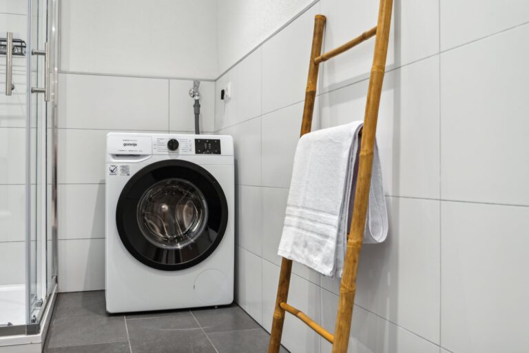Casa Oasis II Badezimmer ausgestattet mit einer Waschmaschine