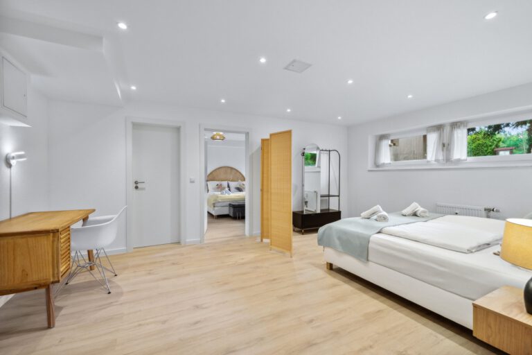 Ein Schlafbereich in der Casa Oasis II ist ins Wohnzimmer integriert und durch ein Paravant abtrennbar.
