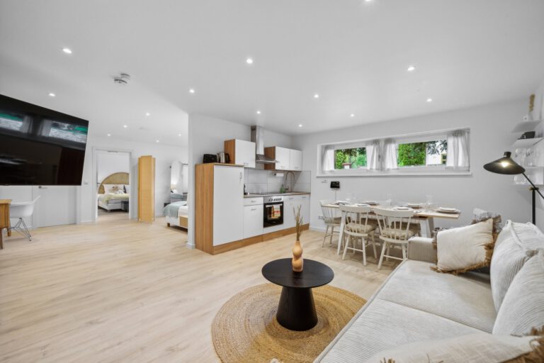 Das Wohnzimmer in der Casa Oasis II ist großzügig und verfügt über eine komfortable Couch, einen Essbereich für bis zu 6 Personen und eine vollausgestattete Küche.