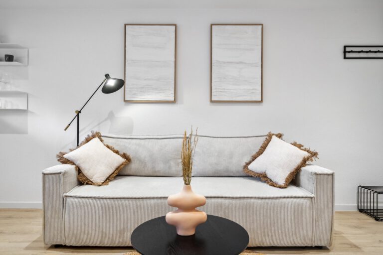 Die Designer-Couch in der Casa Oasis II ist ausziehbar und kann zur Schlafcouch umfunktioniert werden.
