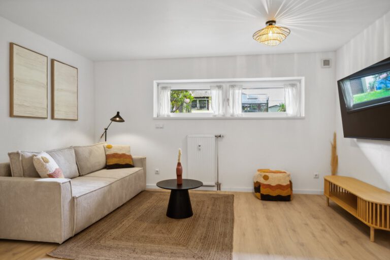 Das Wohnzimmer in der Casa Oasis III besticht durch moderne und komfortable Möbel und ist mit einem Smart-TV ausgestattet.