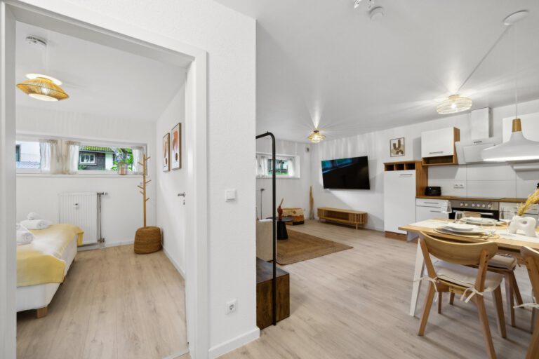 Das Wohnzimmer in der Casa Oasis III ist großzügig und verfügt über eine komfortable Couch, einen Essbereich für bis zu 4 Personen und eine vollausgestattete Küche.