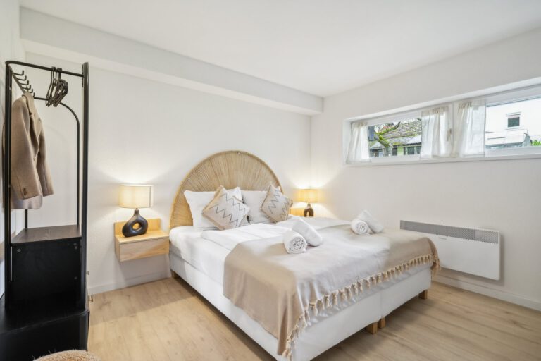 Das Schlafzimmer in der Casa Oasis IV ist mit einem Kingsize-Bed ausgestattet.