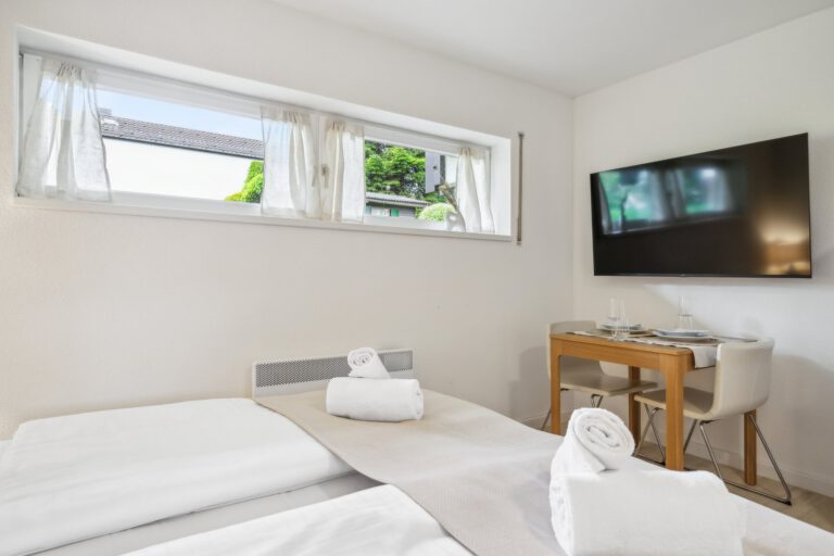 Im Wohn- und Schlafzimmer in der Casa Oasis IV machst Du es Dir vor dem Smart-TV auf dem Bett gemütlich.