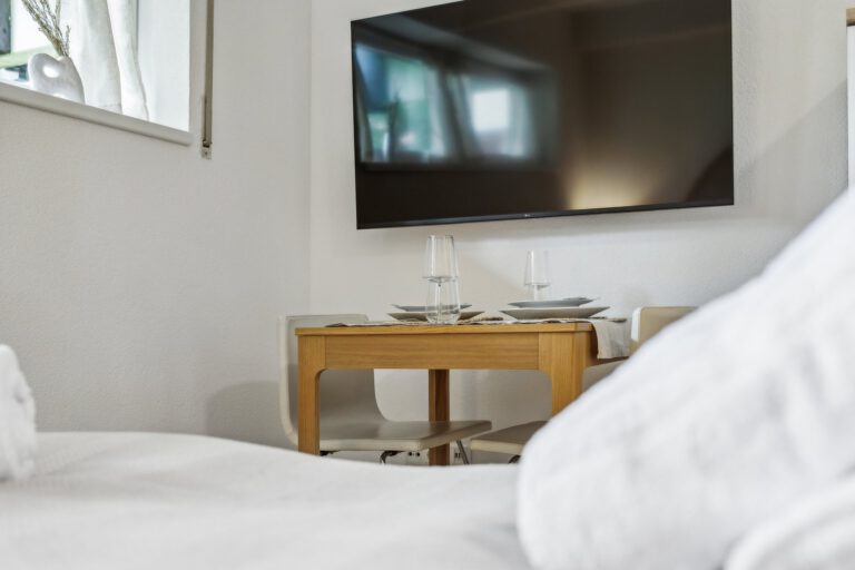 Im Wohn- und Schlafzimmer in der Casa Oasis IV machst Du es Dir vor dem Smart-TV gemütlich.
