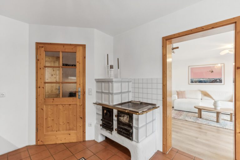 Der Kamin versprüht einen gemütlichen, alpinen Charme.