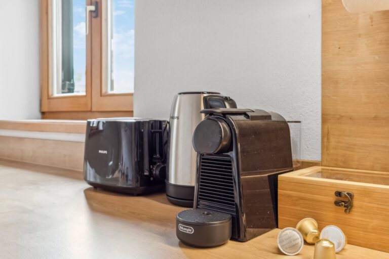 In der Wohnung erwarten Dich eine Nespresso Kapselmaschine mit kostenlosem Kaffee sowie Tee.