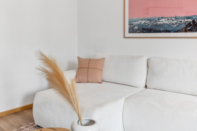 Die Couch ist ausziehbar und kann zu einer Schlafcouch umfunktioniert werden.