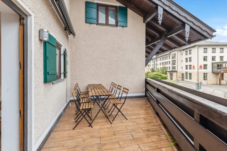 Der Balkon ist äußerst großzügig und mit einer Sitzgarnitur für bis zu 8 Personen ausgestattet.