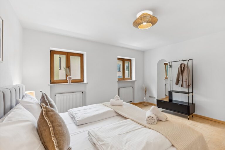Das Schlafzimmer ist mit Designermöbeln eingerichtet und verfügt über eine Möglichkeit zur Unterbringung Deiner Klediung.