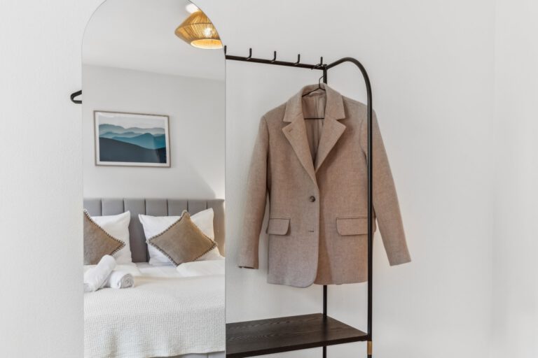 Das Zimmer besticht mit alpinen Design-Details.