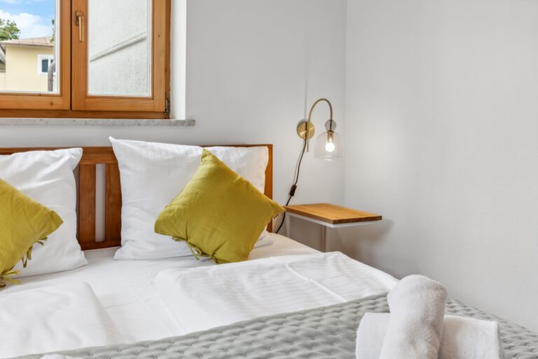 Das Schlafzimmer ist mit liebevollen Designer-Möbeln eingerichtet.