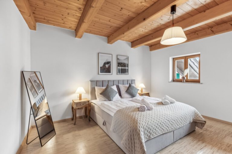 Auf dem komfortablen 1,80m breiten Boxspringbett machst Du es Dir gemütlich.