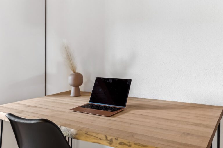 Auf dem großzügigen Bürotisch kannst Du mobil arbeiten.