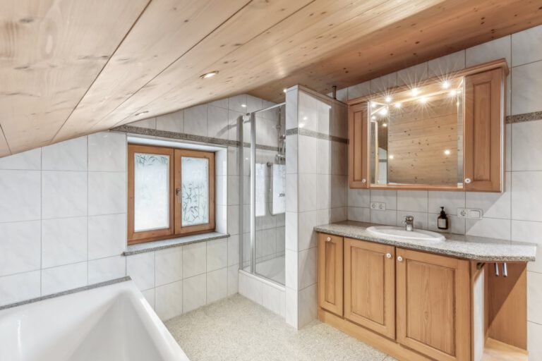 Dir steht eine Dusche, eine Badewanne als auch eine Waschmaschine zur Verfügung.