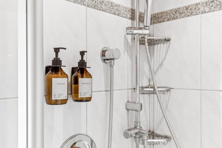 Kostenlose Badkosmtik wie Duschgel, Shampoo und Handseife steht Dir zur Verfügung.