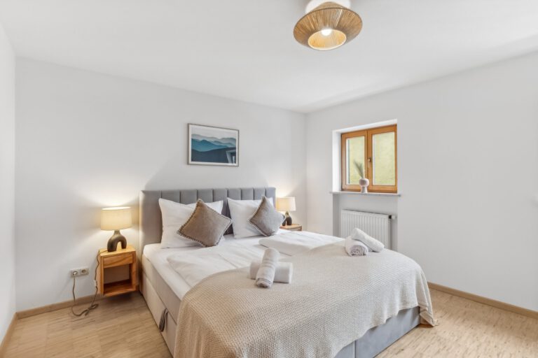 Mache es Dir auf dem komfortablen 1,80m breiten Boxspringbett gemütlich.