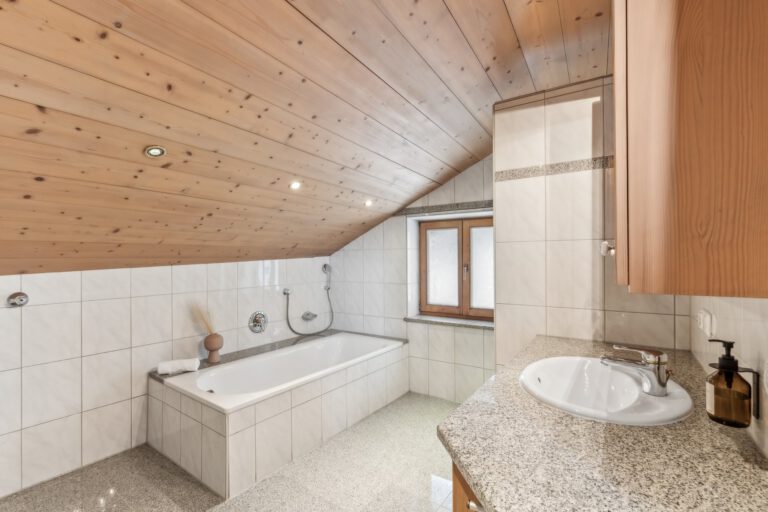 Das Badezimmer ist großzügig und einladend.