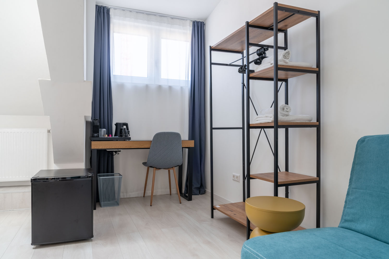 Modernes Zimmer mit Vaicun-Design